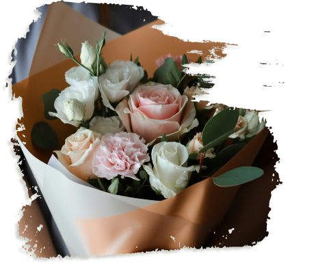 Bouquet de roses pastel dans un emballage élégant.