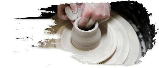 Des mains façonnent de la poterie sur un tour.