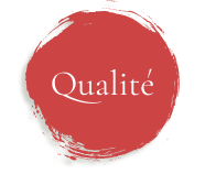 Logo rouge avec l'inscription "Qualité" sur fond artistique.