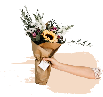 Main tenant un bouquet de fleurs avec une carte.